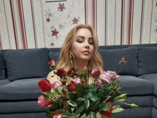 Alter: 37 / Löwe - Alter: 169 / normal - Geschlecht: weiblich - Ausrichtung: bisexuell - Haare: blond / lang - Piercing: keins - bewebmaster-Alter: C - Hautfarbe: weiss - Augen: grün - Rasur: vollrasiert